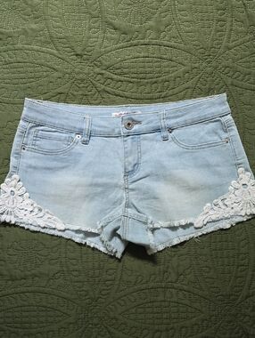 Guess Light Wash Denim Crochet Trim Women's Shorts